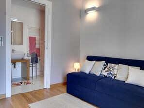 32-inch flat-screen TV with digital channels, TV - B&B La Casa Gialla di Mariella (Lecce)