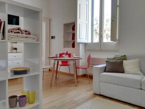 32-inch flat-screen TV with digital channels, TV - B&B La Casa Gialla di Mariella (Lecce)