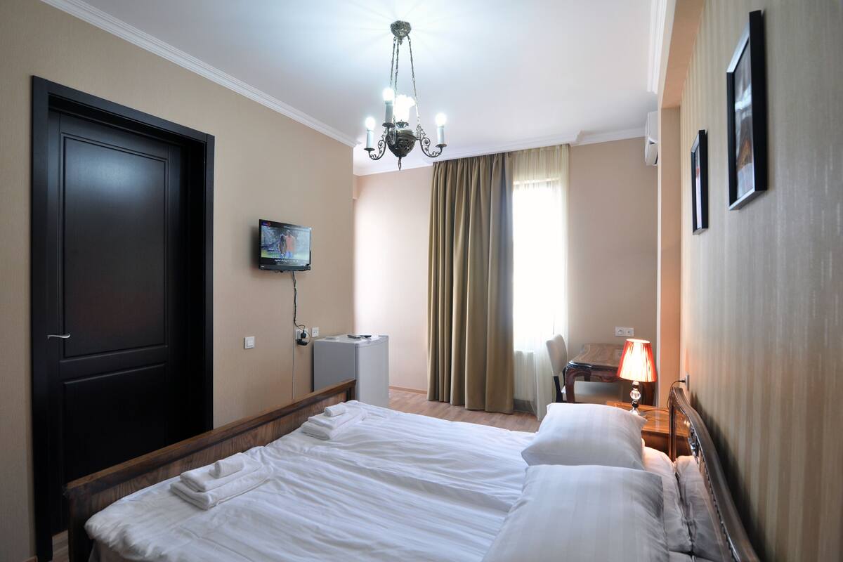 Habitación doble, balcón | Ropa de cama de alta calidad, edredón, escritorio y insonorización