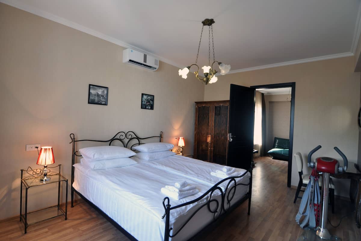 Habitación triple de lujo, 2 habitaciones | Ropa de cama de alta calidad, edredón, escritorio y insonorización