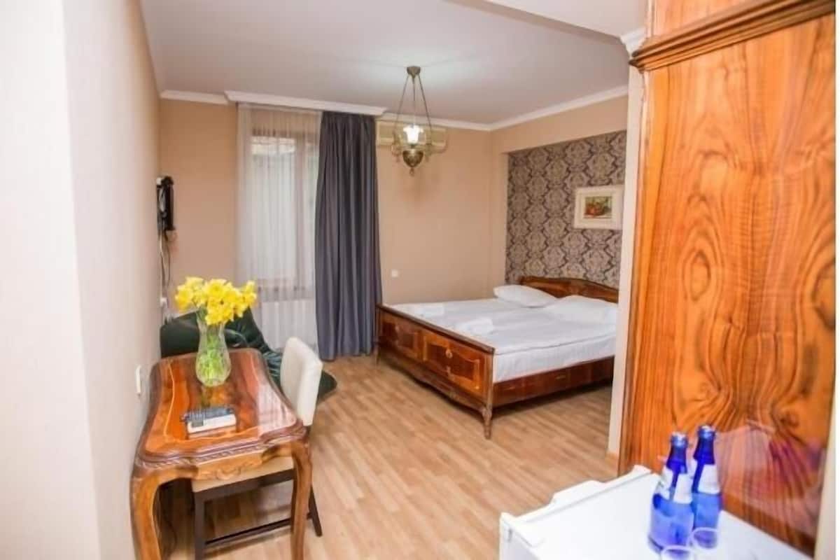 Habitación doble | Ropa de cama de alta calidad, edredón, escritorio y insonorización
