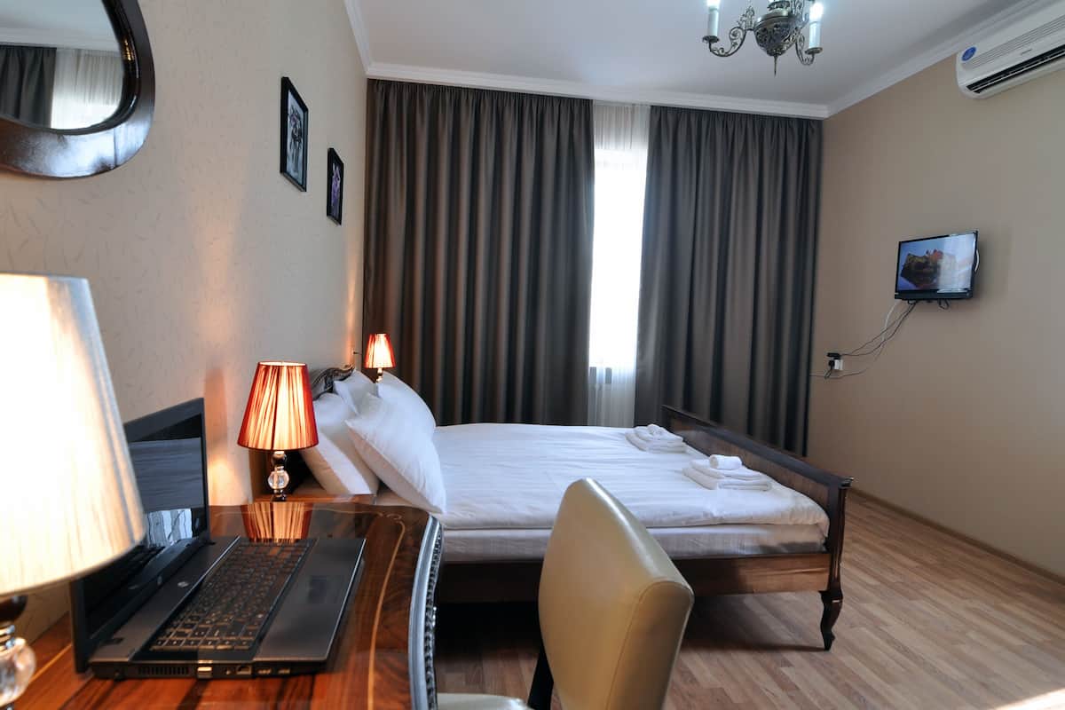 Habitación familiar, balcón | Ropa de cama de alta calidad, edredón, escritorio y insonorización