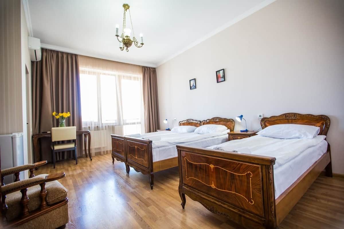 Habitación triple, balcón | Ropa de cama de alta calidad, edredón, escritorio y insonorización