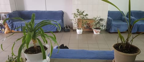 Coin salon dans le hall