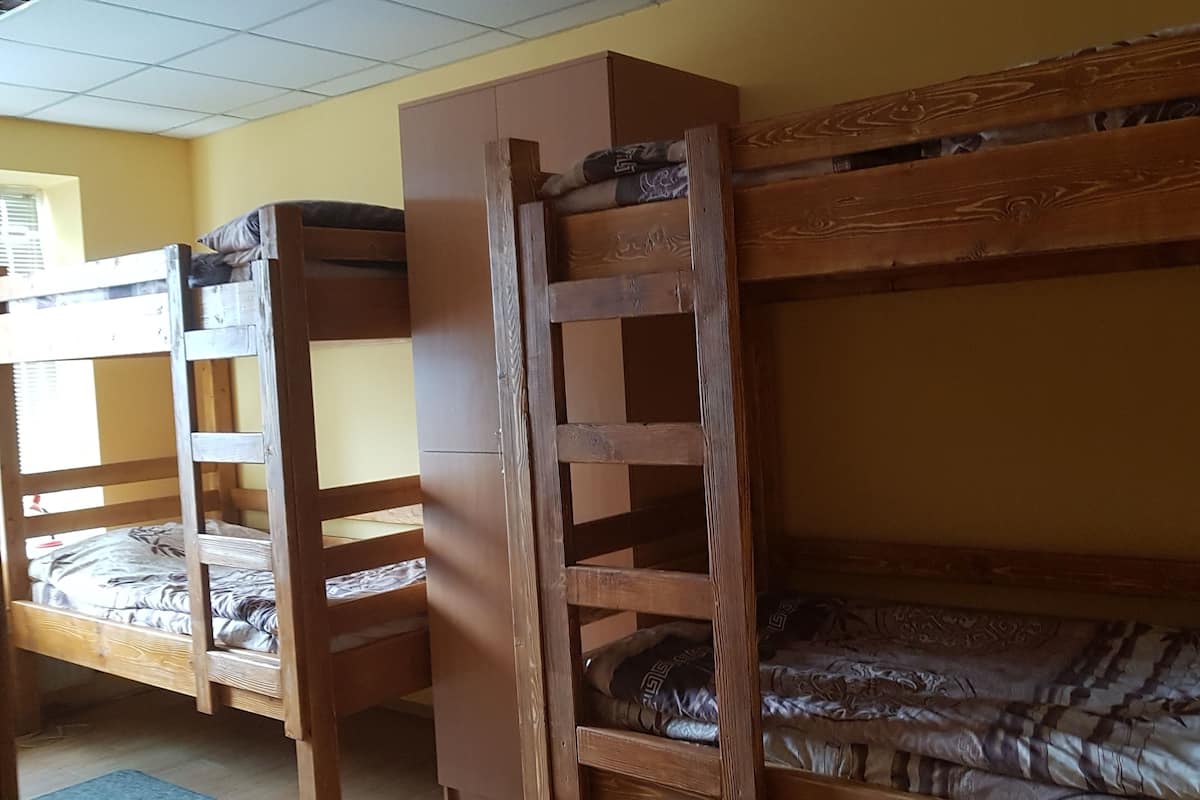 Dormitorio compartido, dormitorio mixto, baño compartido (4 Beds) | Cortinas blackout, insonorización y tabla de planchar con plancha