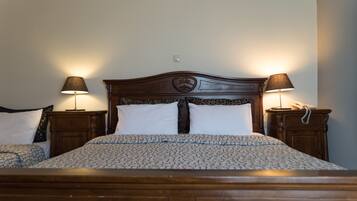 Phòng 3 phong cách cổ điển, ban công, quang cảnh vườn | Minibar, bàn, phòng cách âm, truy cập Internet không dây miễn phí