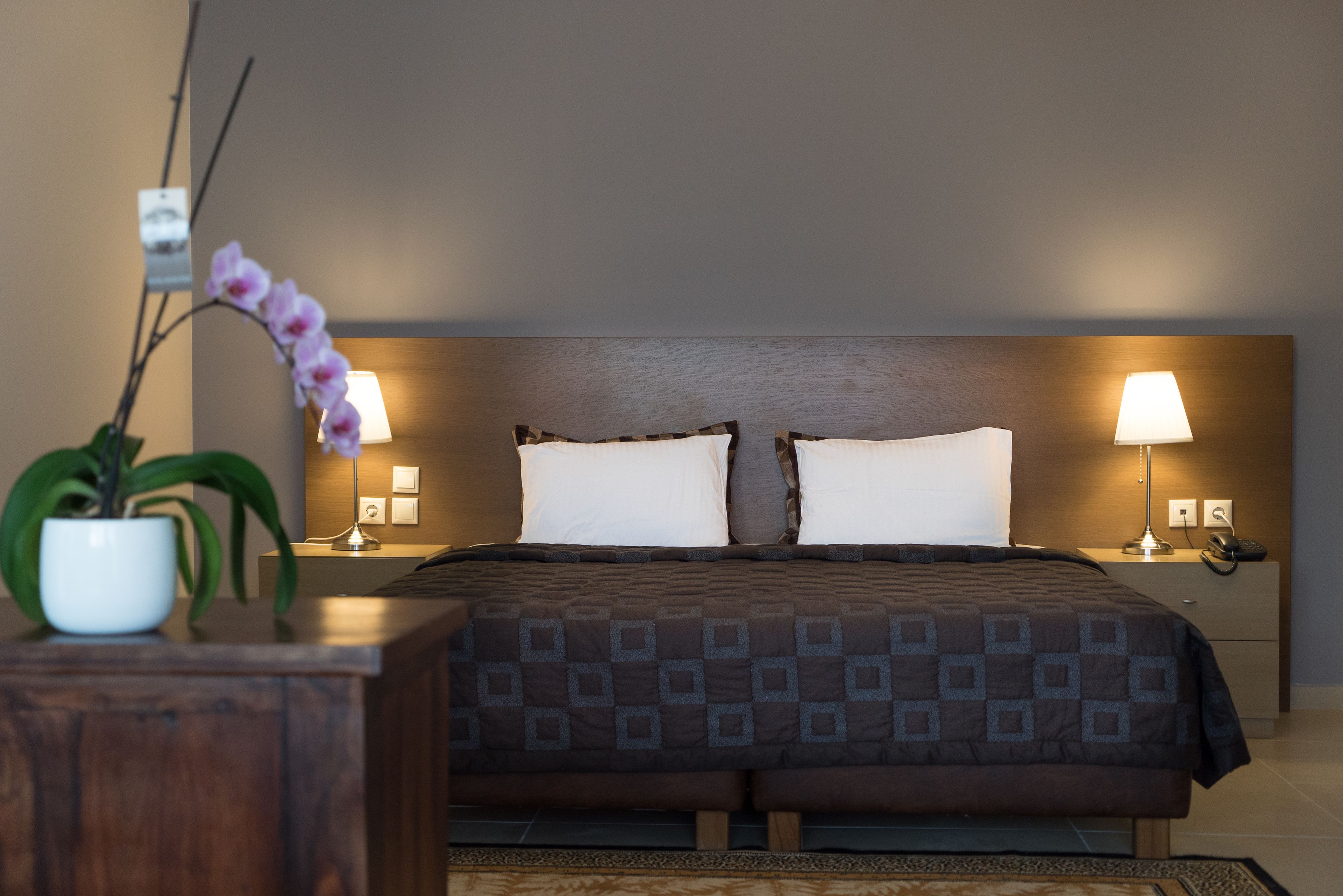 Romantic Suite, 1 Queen Bed with Sofa bed, Jetted Tub, Garden View | Minibar, desk, soundproofing, free WiFi