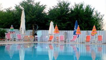 Hồ bơi ngoài trời phục vụ theo mùa