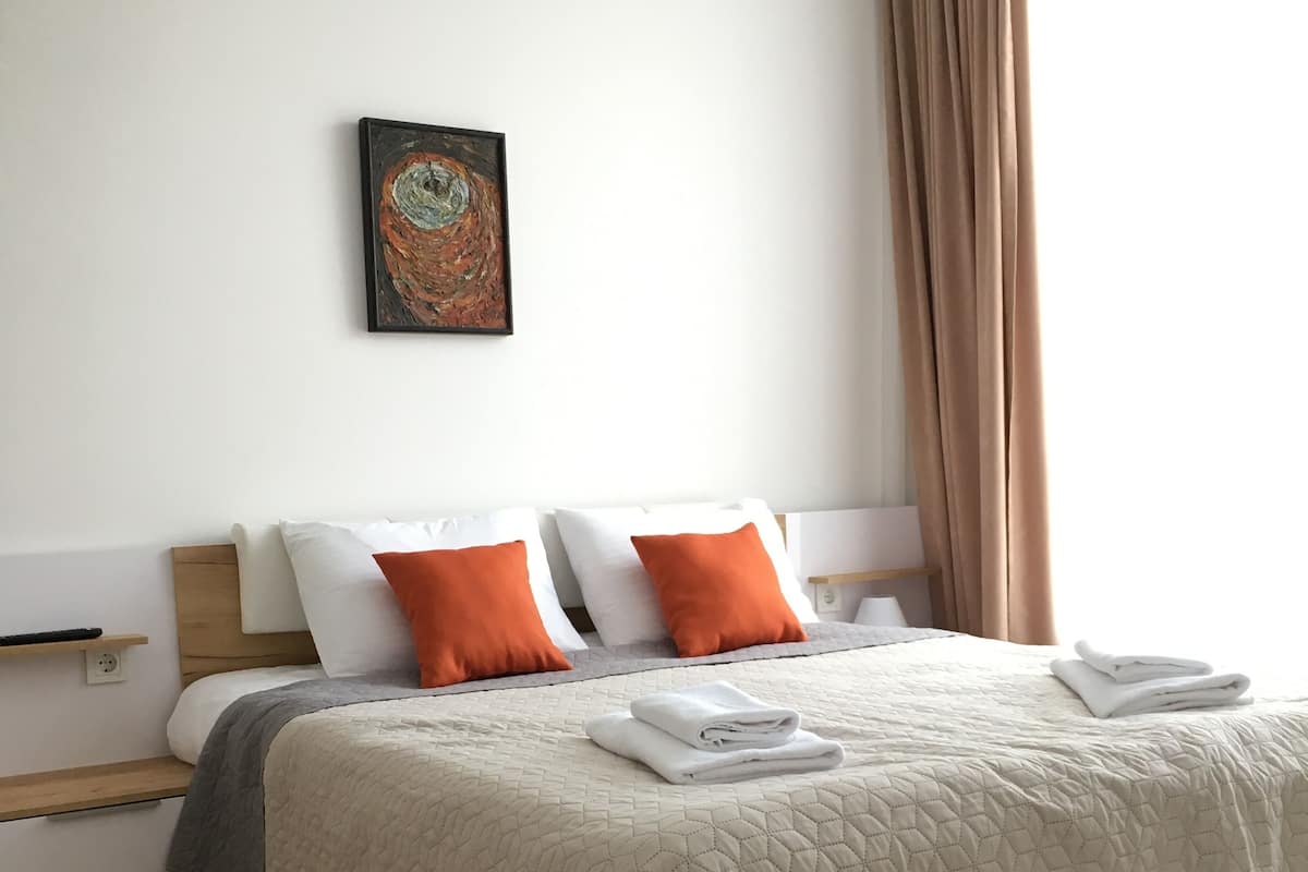 Deluxe Apartment (Kings Landing) | Premium bedding, Select Comfort beds, desk, blackout drapes