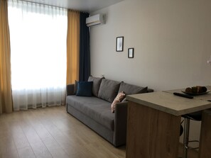 Deluxe Apartment (Kings Landing) | Premium bedding, Select Comfort beds, individually decorated - Nyvky Residence (Kyiv)