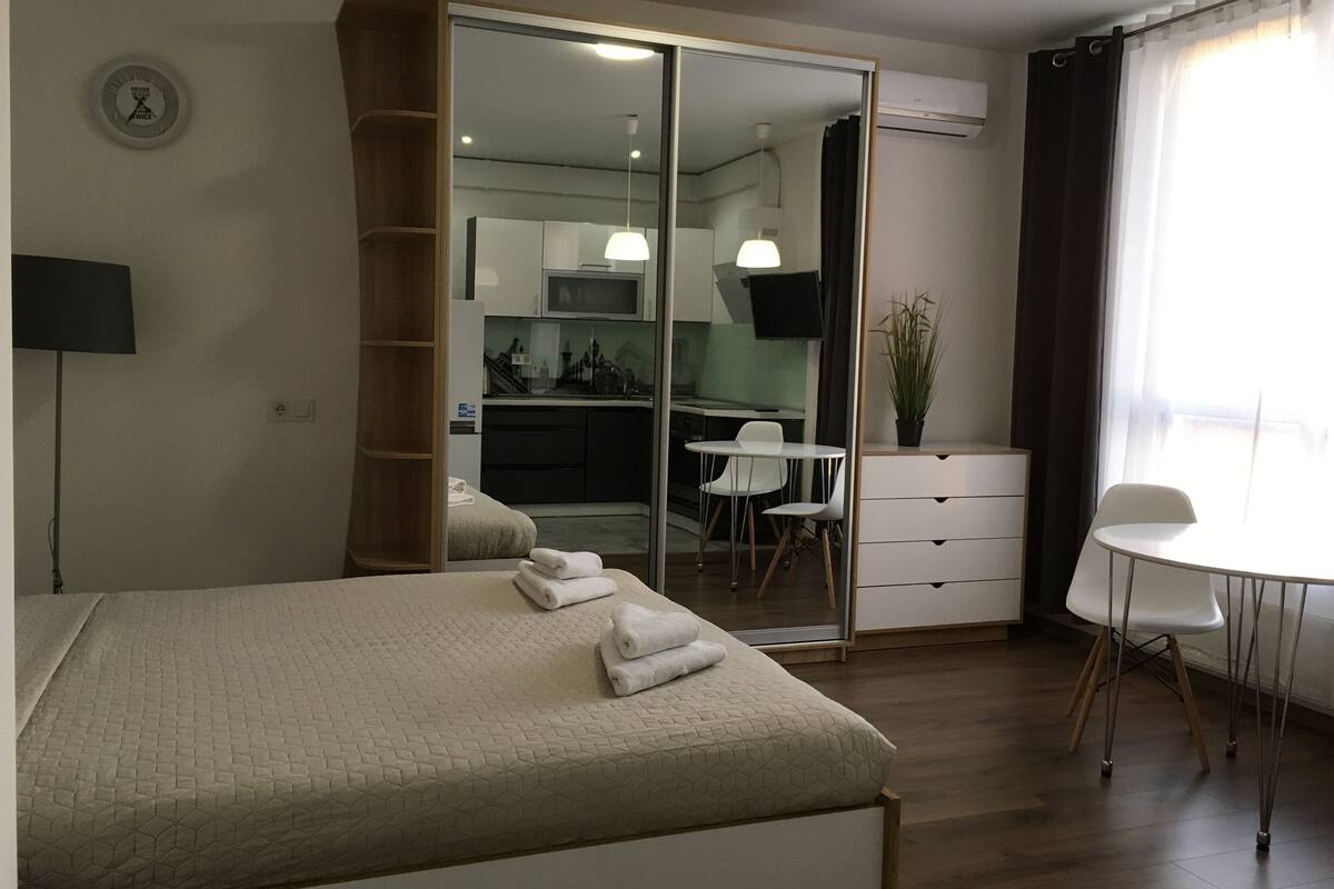 Comfort Studio, 1 Queen Bed | 1 bedroom, premium bedding, Select Comfort beds, individually decorated
