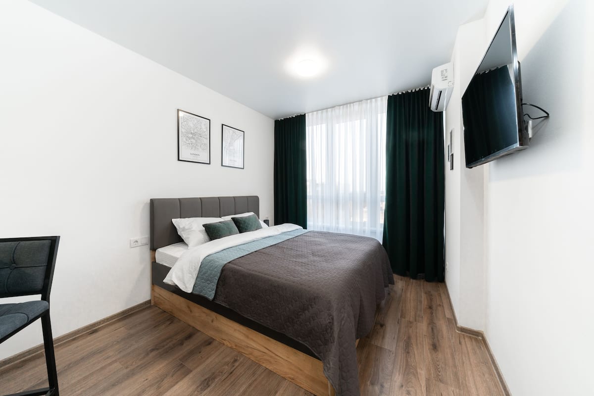 Studio (Emerald) | Premium bedding, Select Comfort beds, desk, blackout drapes