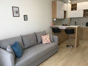 Deluxe Apartment (Kings Landing) | Premium bedding, Select Comfort beds, individually decorated - Nyvky Residence (Kyiv)