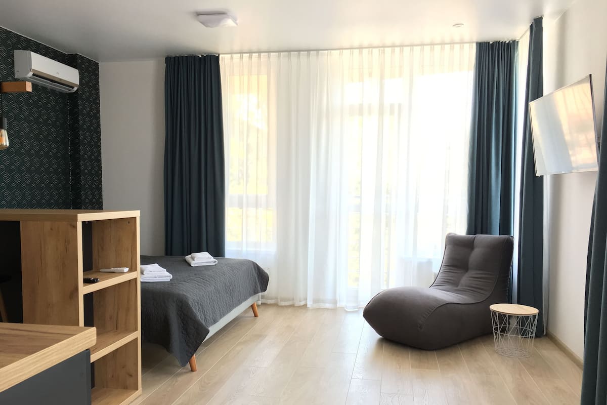 Apartment, 1 Double Bed (Green Gold) | Premium bedding, Select Comfort beds, desk, blackout drapes