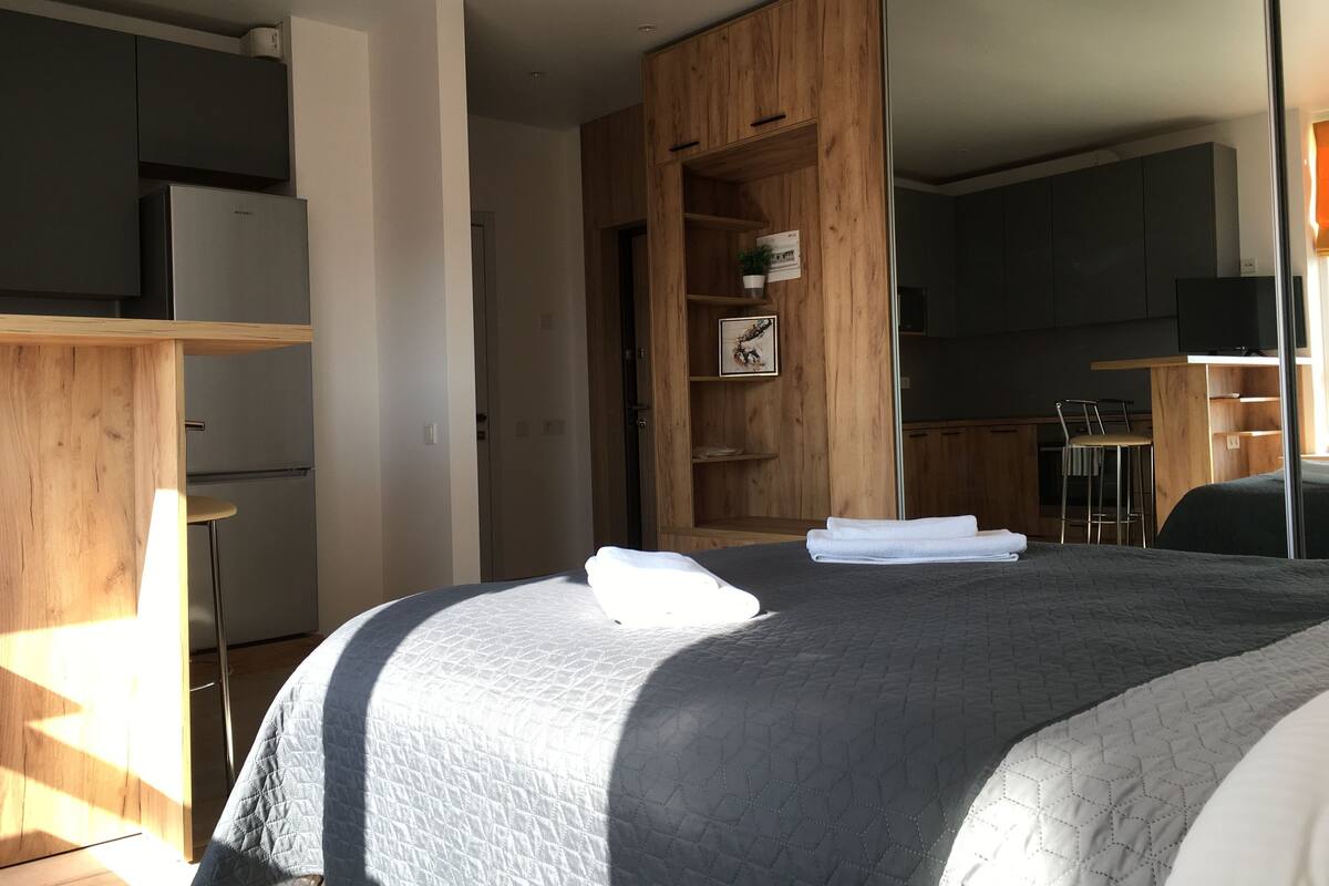 Romantic Studio Suite, Courtyard Area | Premium bedding, Select Comfort beds, desk, blackout drapes