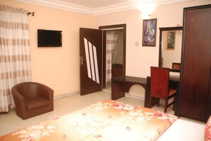 Minibar, desk, laptop workspace, free WiFi