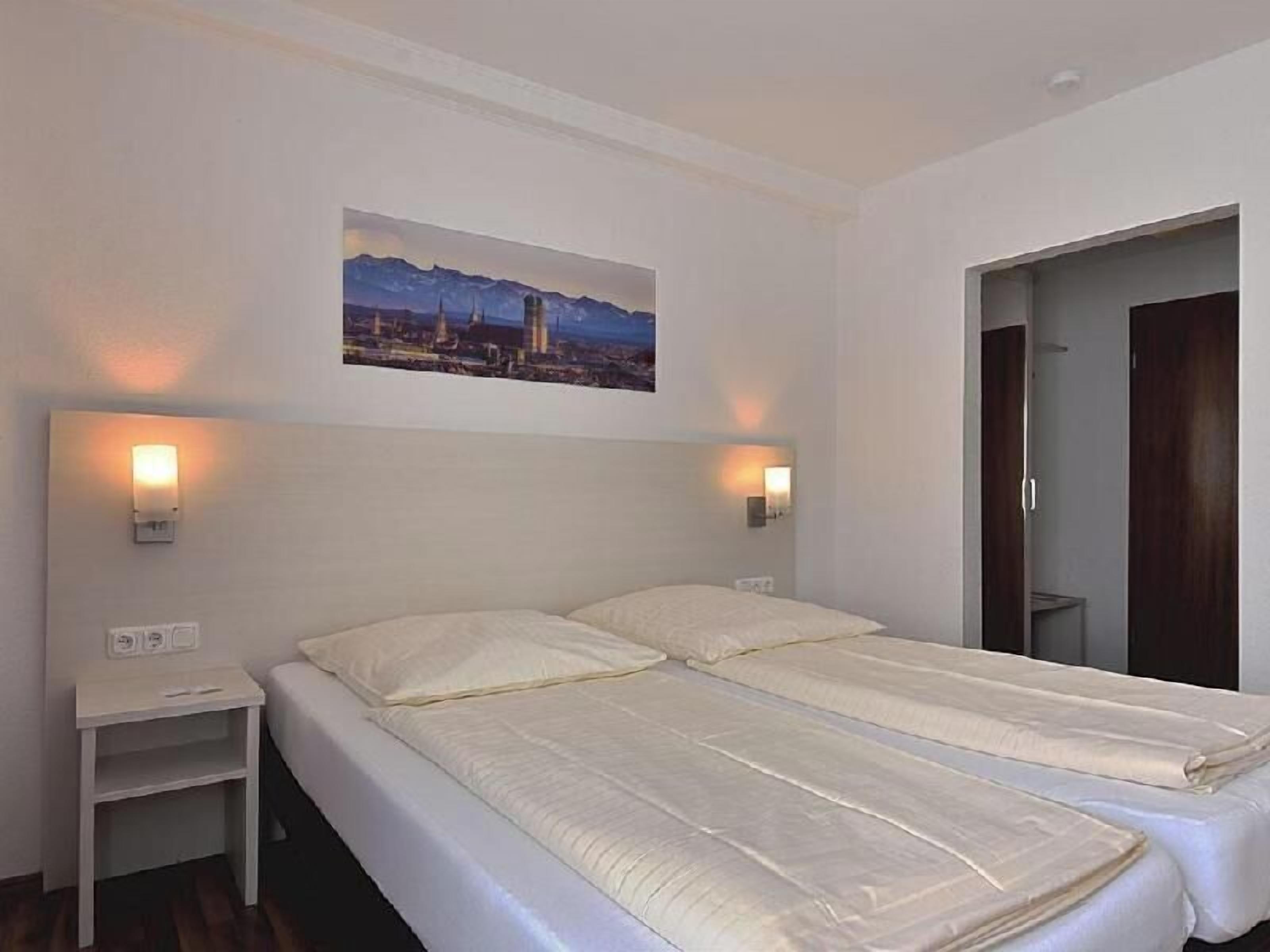 Premium bedding, desk, free cribs/infant beds, rollaway beds