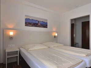 Kamar Double Comfort | Seprai premium, meja kerja, dan tempat tidur bayi gratis