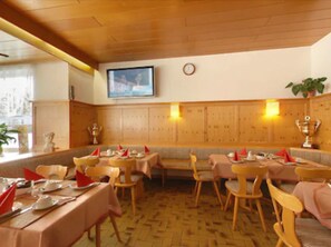 Daily buffet breakfast for a fee - Hotel Olympia (Munich)