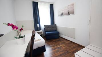 Premium bedding, desk, free cribs/infant beds, rollaway beds