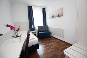 Premium bedding, desk, free cribs/infant beds, rollaway beds - Hotel Olympia (Munich)