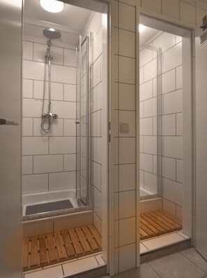 Douche, sèche-cheveux, serviettes fournies