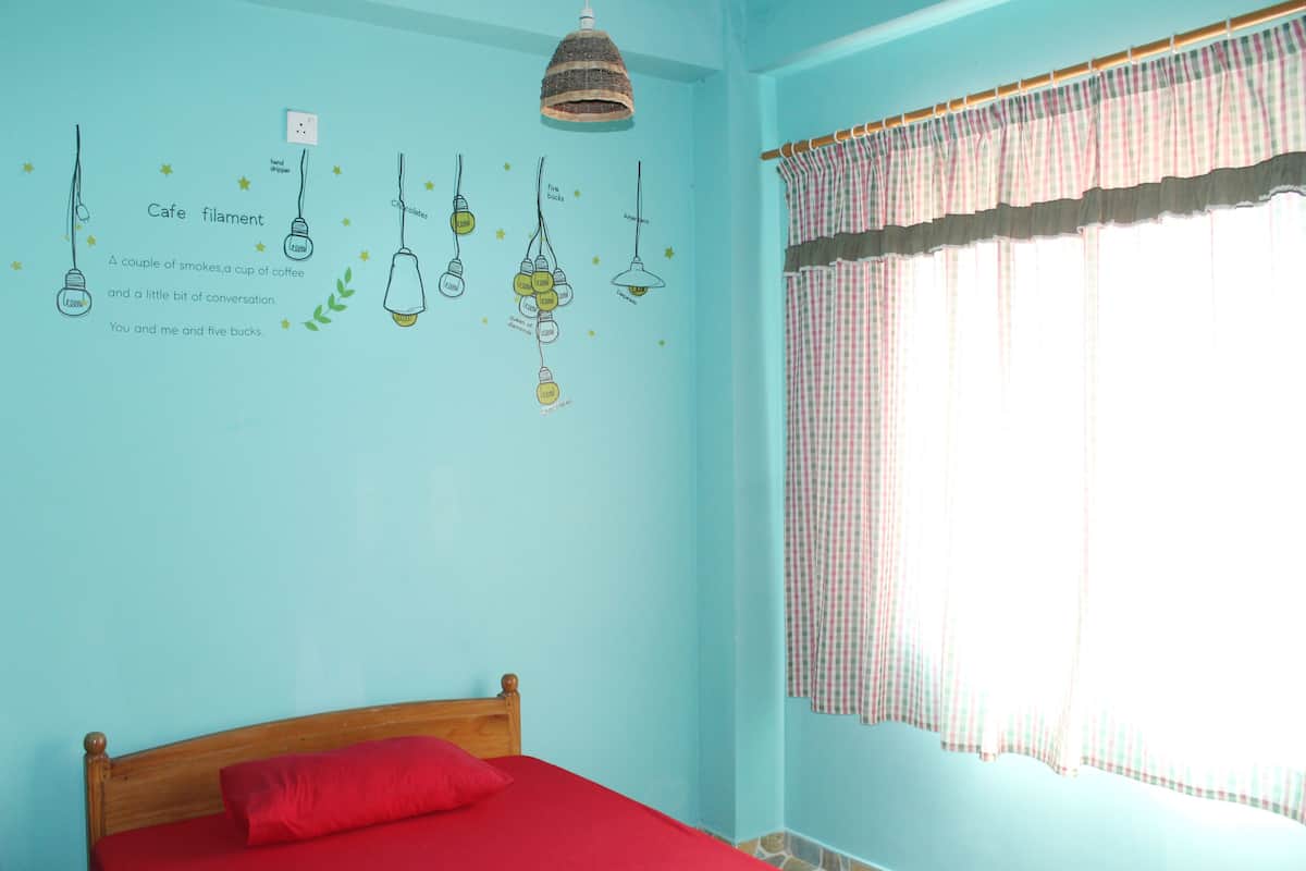 Economy Single Room, 1 Large Twin Bed, Smoking | Bed sheets