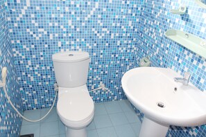 Doppia Basic, 1 letto queen, fumatori | Bagno | Doccia, asciugamani