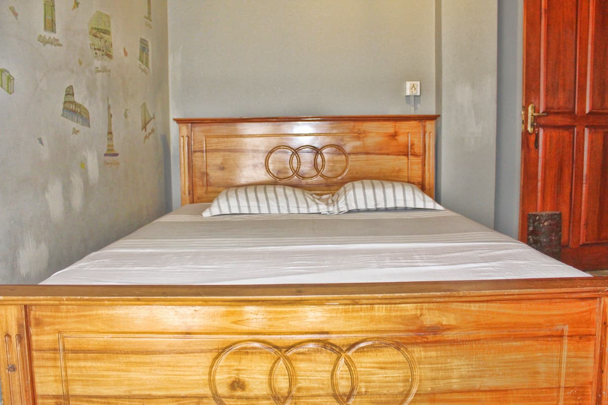 Basic Double Room, 1 Queen Bed, Smoking | Bed sheets