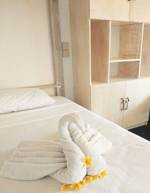Phòng tập thể, phòng tập thể nam và nữ (4 Bunk Bed) | Bàn, bộ trải giường 