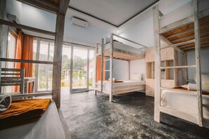 Svefnskáli - svefnsalur fyrir bæði kyn (6 Bunk Bed) | Skrifborð, rúmföt