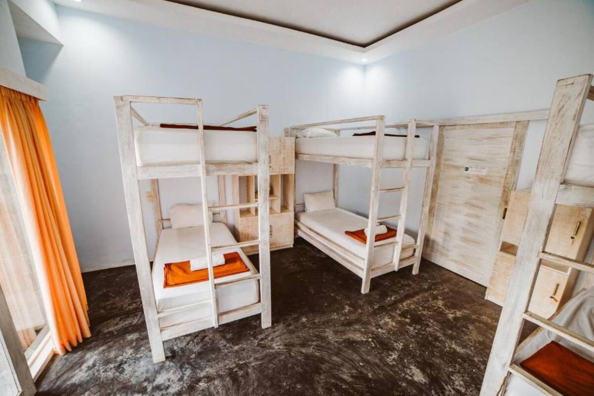 Felles sovesal, for menn og kvinner (6 Bunk Bed) | Skrivebord og sengetøy
