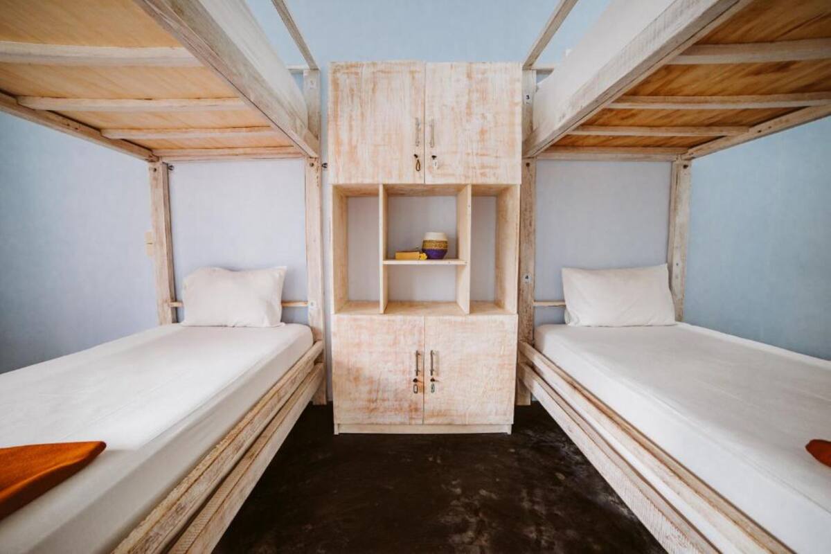 Felles sovesal, for menn og kvinner (4 Bunk Bed) | Skrivebord og sengetøy