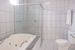 Quarto casal superior | Banheiro | Chuveiro, secador de cabelo (mediante solicitação), toalhas de banho 