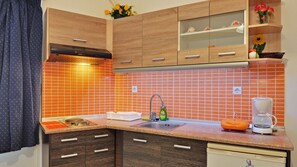 Departamento (4 Pax) | Cocina privada | Refrigerador, parrilla de estufa y cafetera y tetera 