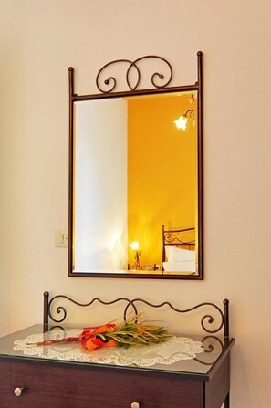 Soundproofing, iron/ironing board, free WiFi, bed sheets - Mimoza Rooms (Milos)