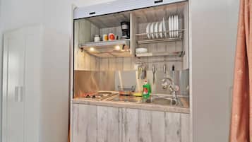 Geladeira, cooktop, cafeteira/chaleira