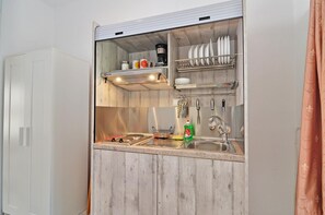 Fridge, stovetop, coffee/tea maker, cookware/dishes/utensils - Mimoza Rooms (Milos)