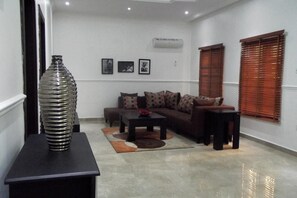 تلفزيون بحجم 32-بوصة يعرض قنوات فضائية