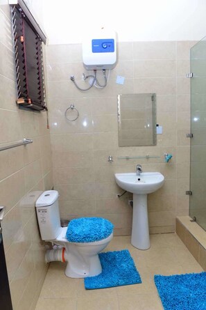 Penthouse, plusieurs lits, non-fumeurs | Salle de bain | Baignoire et douche séparées, baignoire relaxante profonde