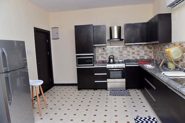 Penthouse, plusieurs lits, non-fumeurs | Cuisine privée | Grand réfrigérateur, micro-ondes, four, plaque de cuisson