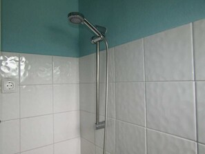 Ducha, artículos de higiene personal gratuitos y toallas