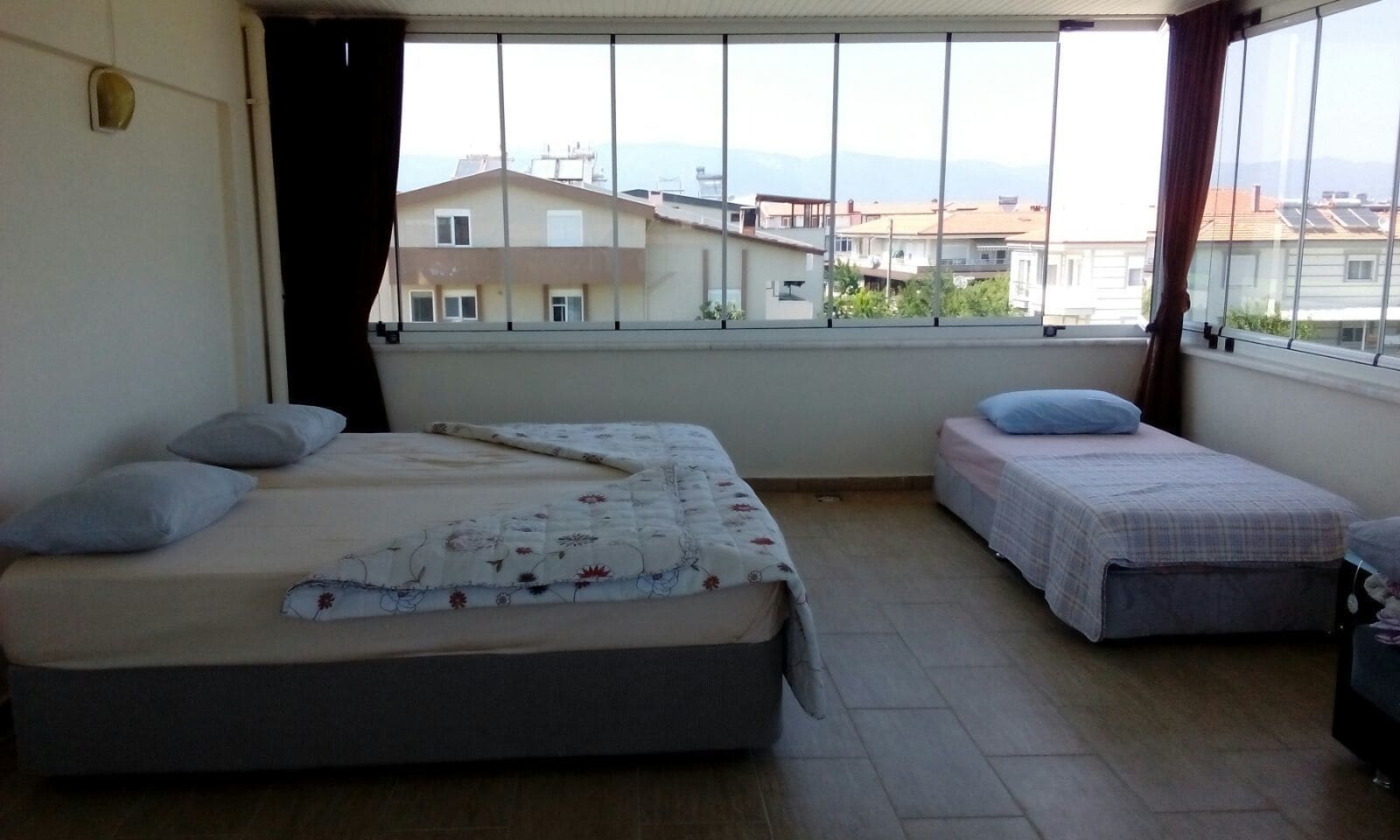 Apartamento familiar, 1 habitación, vistas al jardín | Escritorio, tabla de planchar con plancha, wifi gratis y ropa de cama