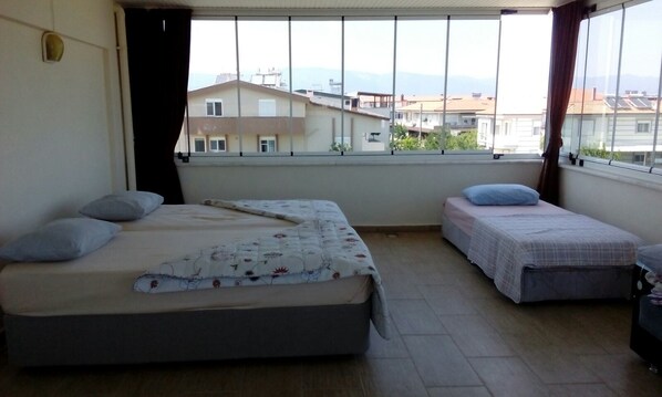 家庭公寓, 1 间卧室, 花园景观 | 办公桌、熨斗/熨板、免费 WiFi、床单