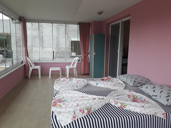 Habitación cuádruple | Escritorio, tabla de planchar con plancha, wifi gratis y ropa de cama 