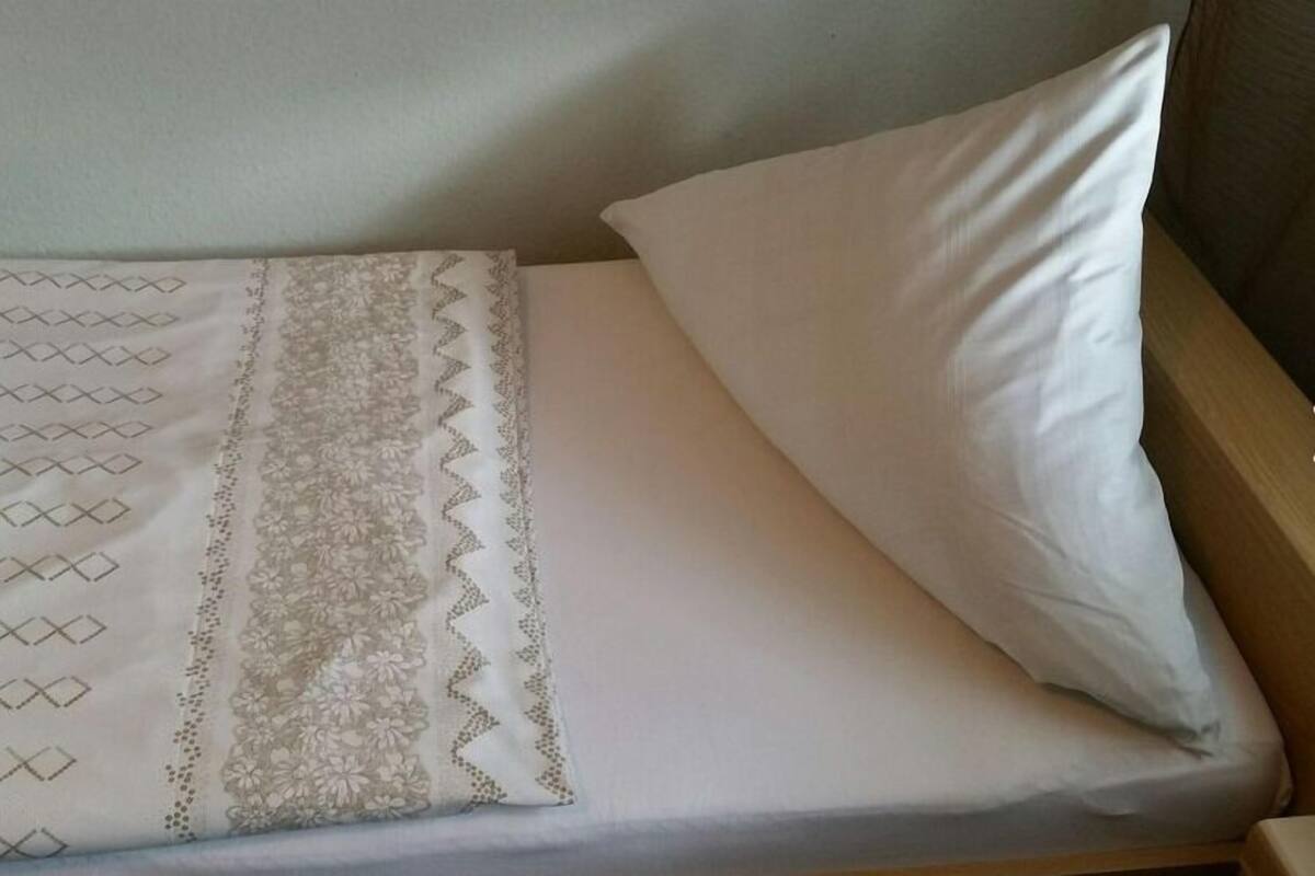 أسرّة قابلة للطي وواي فاي مجانًا وملاءات أسرّة