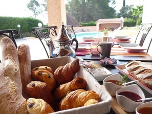 Free daily continental breakfast