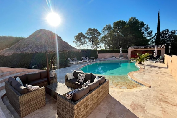 Kolam renang outdoor musiman, dengan payung kolam renang