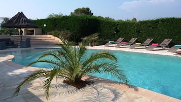 Piscine extérieure (ouverte en saison), parasols de plage