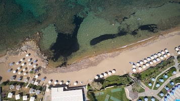 Una spiaggia nelle vicinanze, sabbia bianca, un bar sulla spiaggia